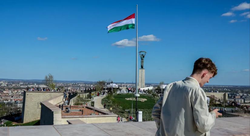 Üveghíd és vakítóan fehér betonáttörés: átadták a felújított Citadellát