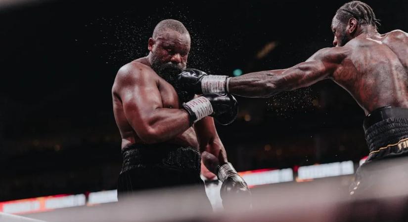 Furcsán üzent ellenfelének a nehézsúlyú bokszoló, mielőtt leütötte – videó