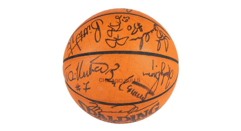 Ezt a muzeális értékű labdát Jordan is pattogtatta