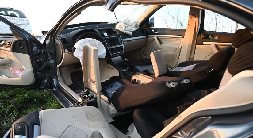 Fának csapódott egy autó a jászberényi balesetben