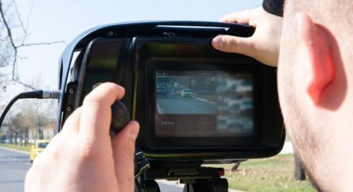 Hajmeresztő tempót diktált egy nő a 8-as főúton