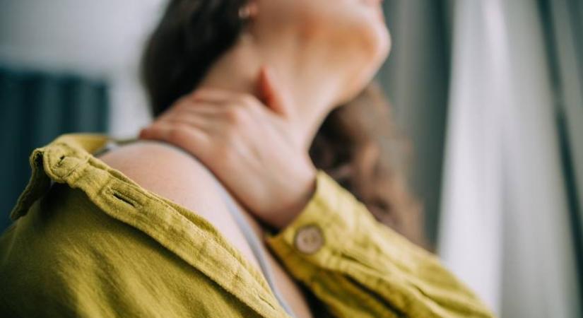 Ez az egyszerű törölközős trükk segít a púposság és nyakfájdalom ellen: napi 10 perc már sokat segít