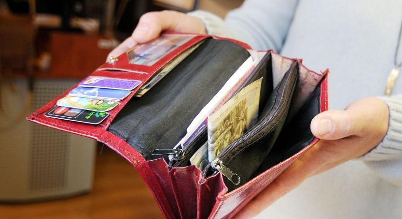 Sokkoló elbocsátás, békés elválás? Kiszámoltuk, mennyi pénz jár valójában, ha kiteszik a szűrét a munkahelyéről