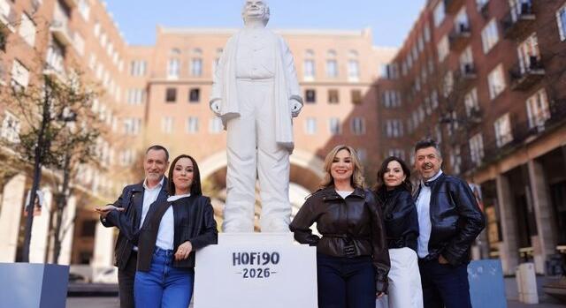 Cotton Club Singers szobrot emelt Hofi Gézának a Madách téren