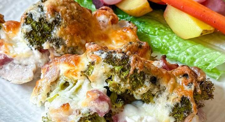 Brokkolis-sajtos karaj: ropogós baconnel és tavaszi sült zöldségekkel