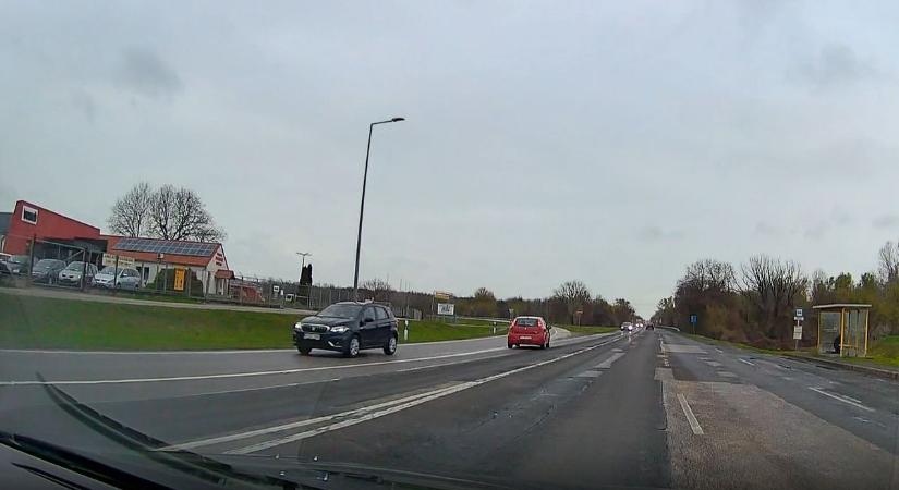 Életveszélyes húzás az úton: döbbenetes felvétel készült Szekszárdnál (videó)