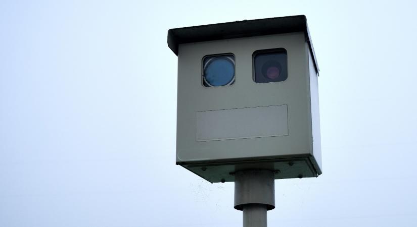 891 alkalommal volt gyorshajtása, mégis vezethet