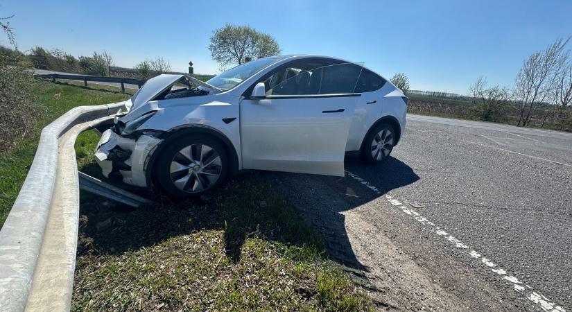 Szalagkorlátnak csapódott egy autó a hajdú-bihari főúton, fotókon az összetört roncs!