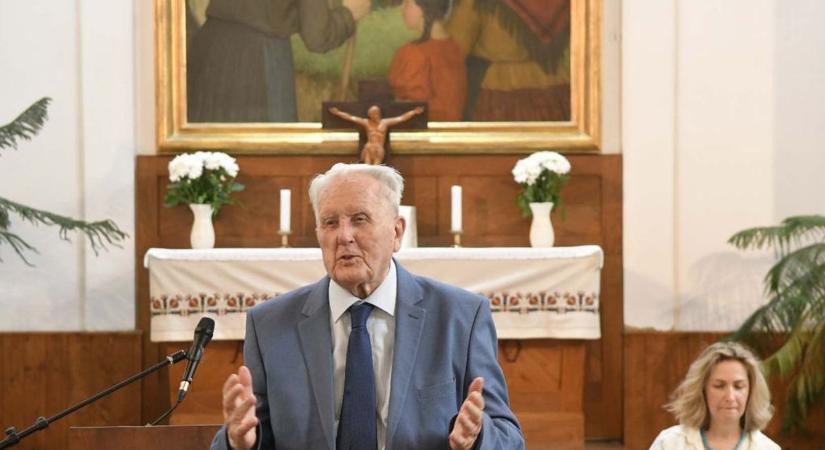 Megadták a módját Bonyhádon Czigány György fogadásának