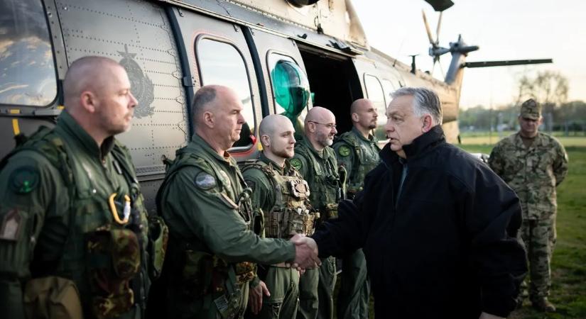 Orbán Viktor a magyar-szerb határon a katonai védelmet ellenőrzi