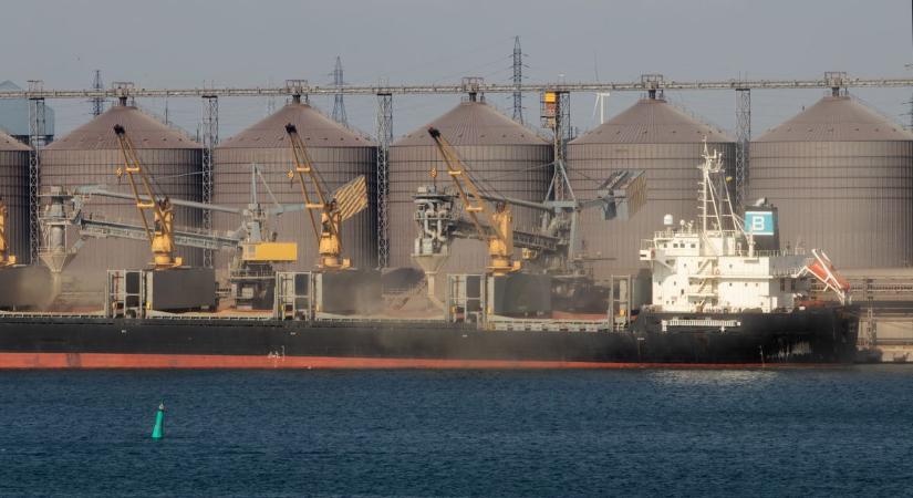 Ukrajnán kívül most mindenki együtt örül az oroszokkal: újraindult a legnagyobb olajkikötője, miután Zelenszkijék szétlőtték – már rakodják az első hajót