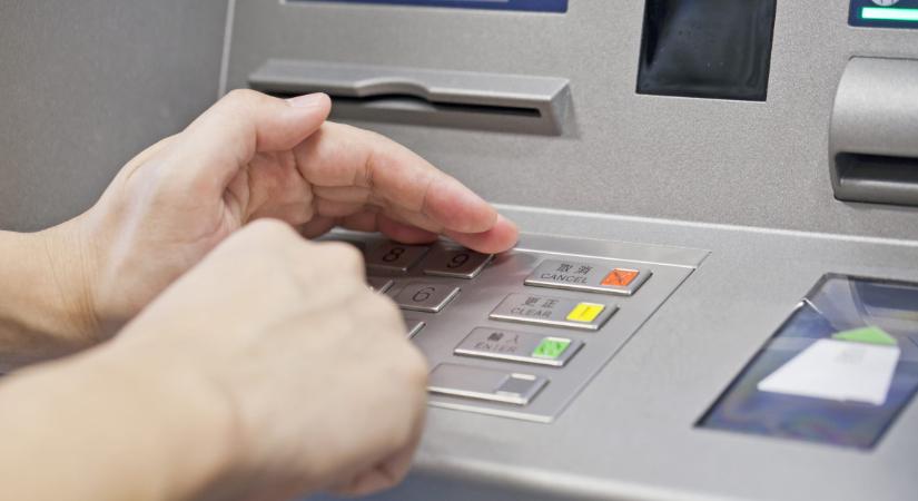 Dermesztő az ATM-es csalás – Így tudják ellopni a kártyádat és a PIN-kódját is
