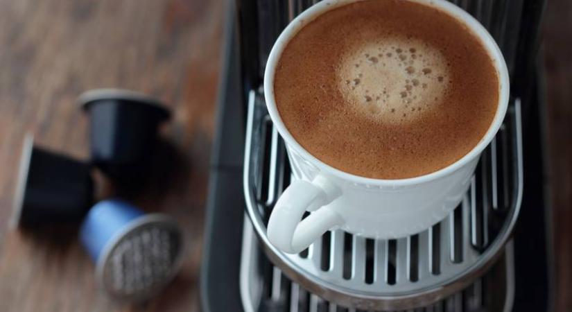 Te is ilyen kávét iszol? A vegyészmérnök szerint ezért veszélyes a népszerű változat