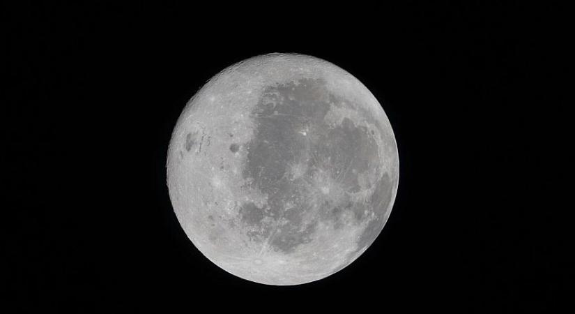 Megérkeztek az űrhajósok a Holdhoz - hamarosan eltűnnek a sötét oldalán