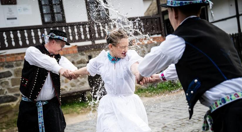 Húsvéti időutazás Hollókőn: ma is él a locsolkodás évszázados hagyománya – galéria
