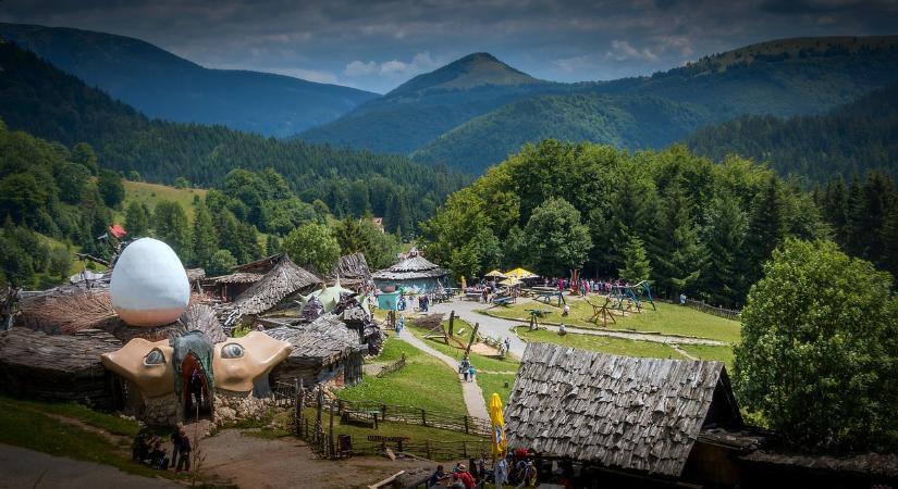 Fenséges fenyvesek, felvidéki panoráma, mesefalu és medvecsengő