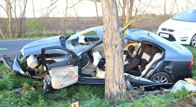 Friss képek a balesetről: teljesen összetört az autó a 32-es főúton