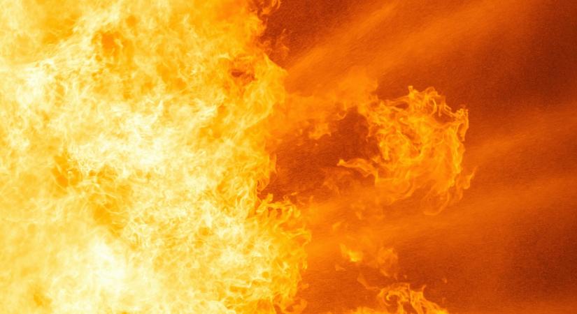 Lángoló otthonukból mentette ki egy hős anya három gyermekét, miután kigyulladt a szárítógép