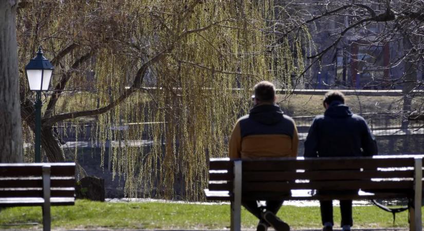 A locsolás mellett záporokat és erős széllökéseket is hoz a húsvéthétfő