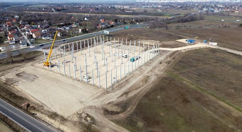 Hatalmas csarnok épül Szabadbattyánnál