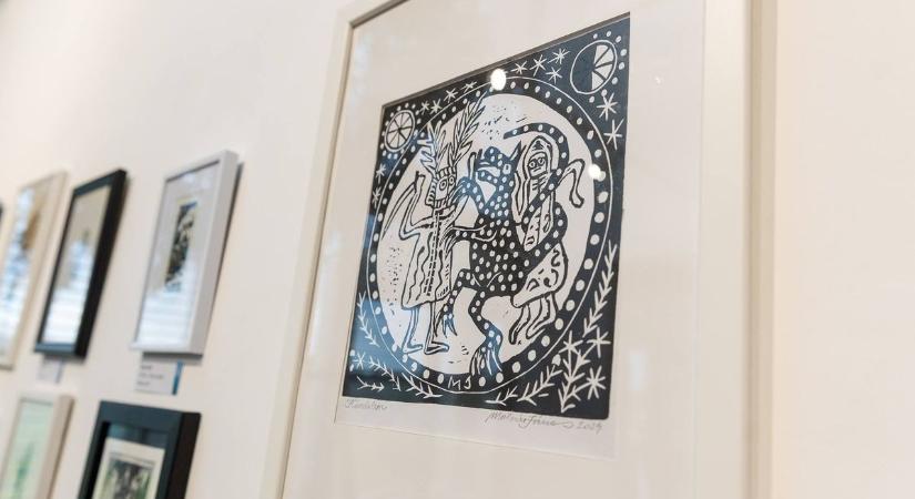 Rejtett történetek a lapok mögött – megnyílt a Velencei-tavi biennálé