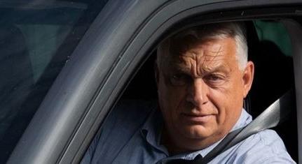 „Szabotázsakció. Helyzet van”: Orbán Viktor fáradtsággal küzdve indult a szerb–magyar határ felé