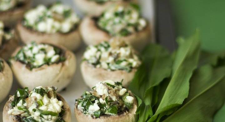 Fetával és friss medvehagymával töltött gomba: gyors, egyszerű recept