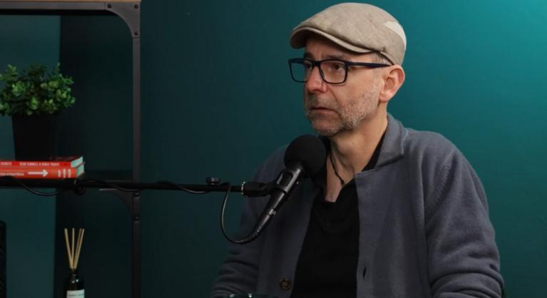 „Egy pillanat alatt elveszíted a hitedet a sebezhetetlenségedben” – Grecsó Krisztián a gyászról és betegségről