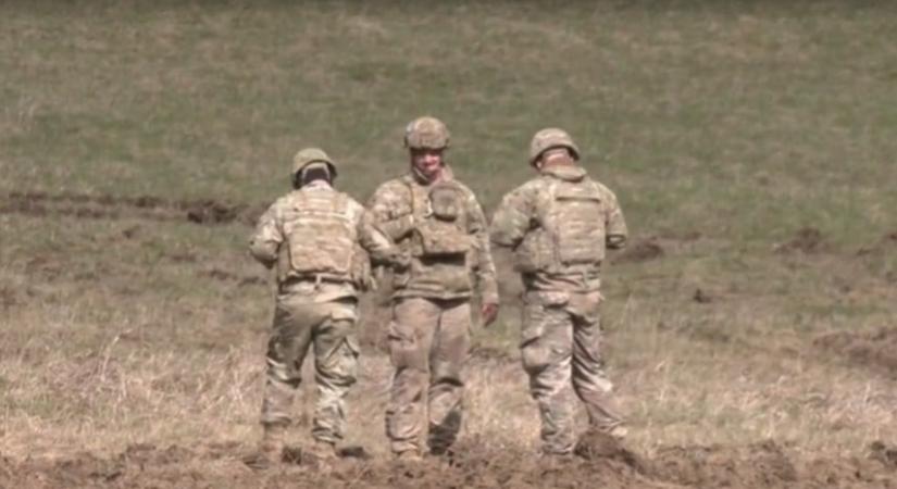 Bizonyos életkorban engedély kell a német férfiaknak az ország elhagyásához