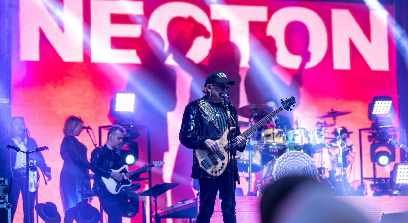 Retró slágerek, extázis és közös éneklés: nagyot szólt a Neoton Tatabányán fotók, videó