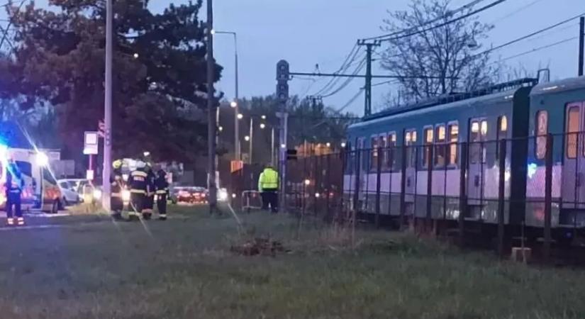 Összetört az édesanya és az osztálytársak: halálra gázolt a HÉV egy 14 éves fiút Óbudán