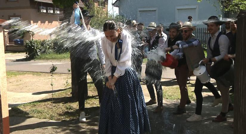 Húsvétkor még a rakott krumpli is más színű lesz, ha a Debreceni Népi Együttes locsolni indul – videóval