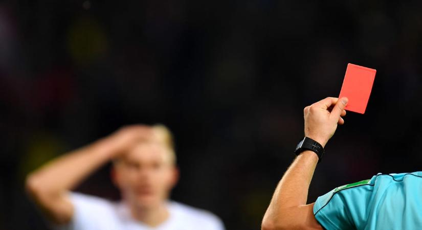 Tömegverekedés a francia megyei focimeccsen, összesen 24 játékost állított ki a bíró