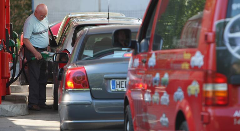 Nem mindenhol örülnek a húsvéti „ajándéknak”, Németországban már ezer forint egy liter benzin