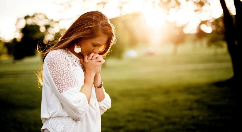 A tudósok új megközelítéssel magyarázzák: ez történik az agyban, amikor imádkozunk