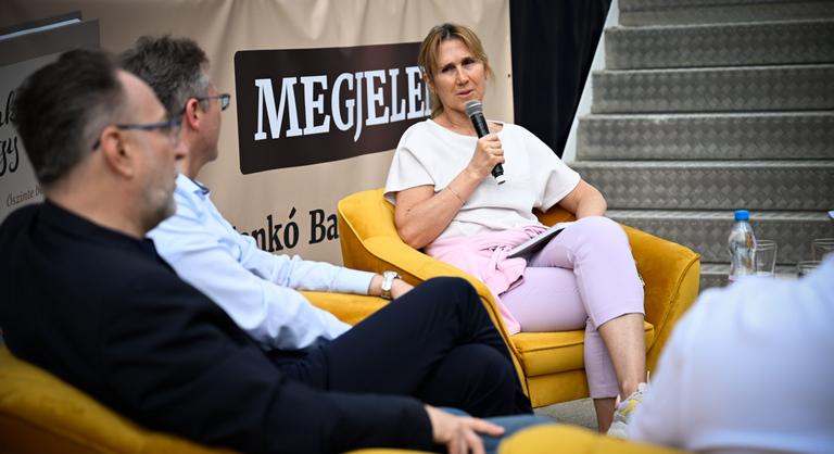 Kávé melletti beszélgetésekből született könyv