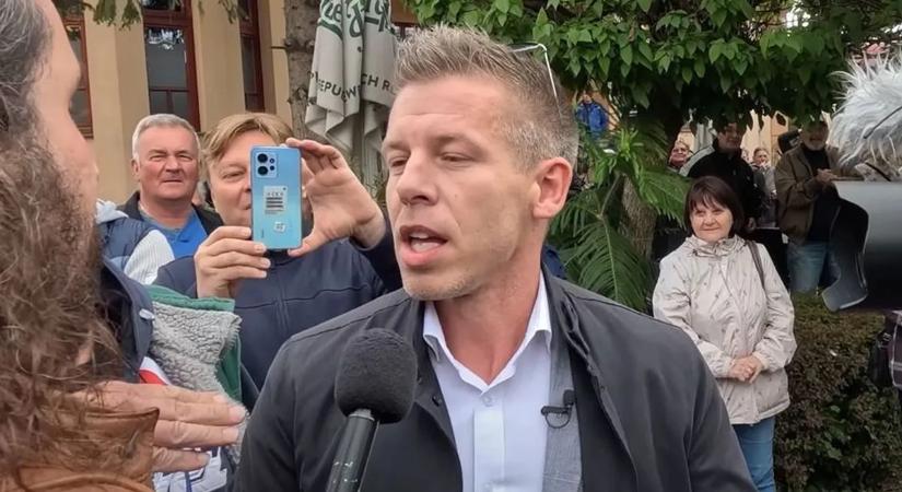 Kutyájával gyalázta meg a fideszes plakátokat: botrányos videó terjed a Tisza-körökben