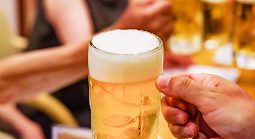 Sörrel tankolt motorozás előtt, aztán menekült a rendőrök elől (videó)