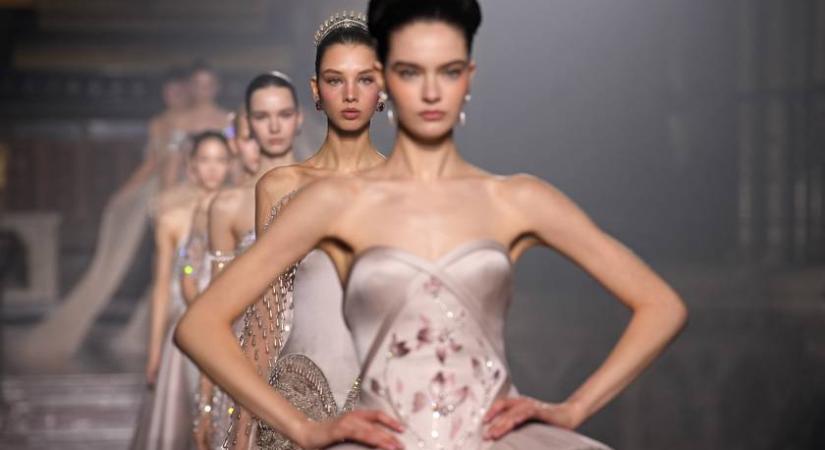 Ezért nem mosolyognak a modellek a kifutón: 4 logikus ok a háttérben