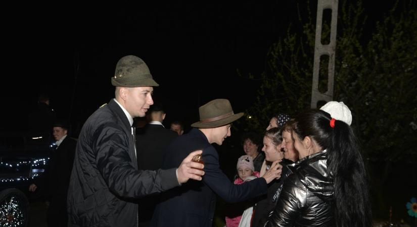 Lovasfogaton tért vissza a húsvéti locsolkodás Nyírmeggyes utcáira