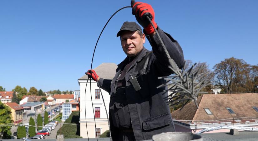 Egy hívás, ami életet menthet: lehet, hogy neked is ingyen jár a kéményseprés!