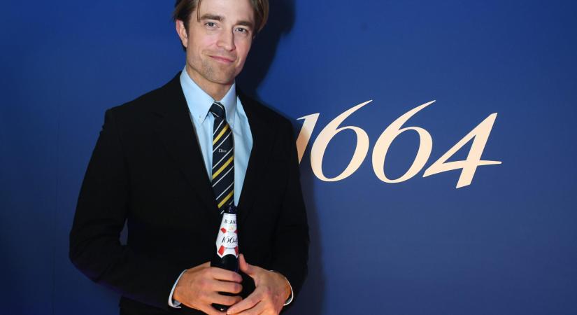 Robert Pattinson egyszerre három szerepben nyűgözi le a közönséget