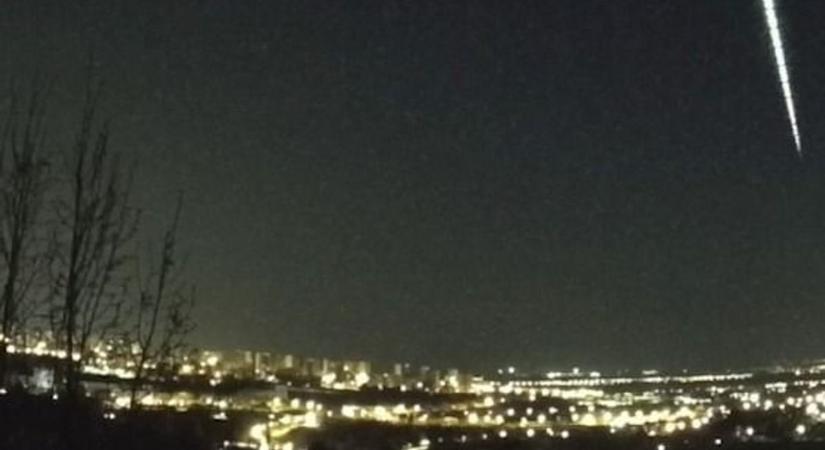 Szokatlan fényjelenség ragyogta be a hajnali égboltot Miskolcon – fotó, videó