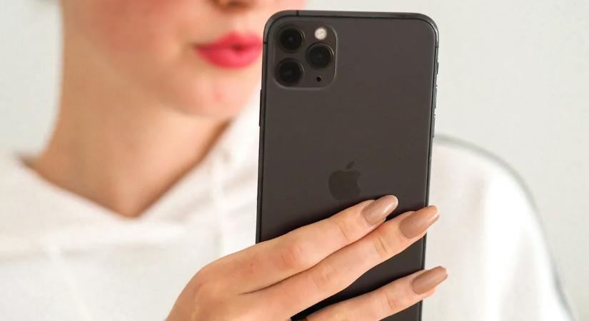 Áll a bál az iPhone-frissítés körül: az Apple hatalmas tömegeket haragított magára