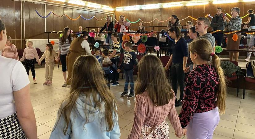 Táncra perdült apraja-nagyja, és a locsolás sem maradt el a húsvéti ünnepen (videóval, galériával)