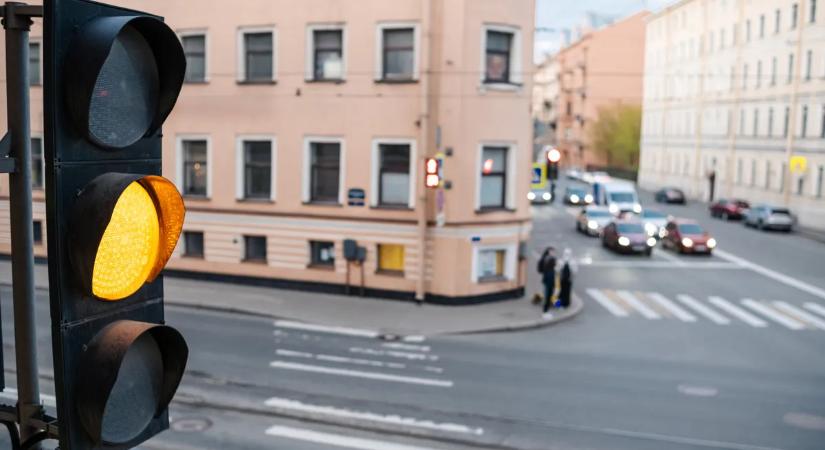 Sárga lámpa és dilemmahelyzet: mit diktál a szabály?