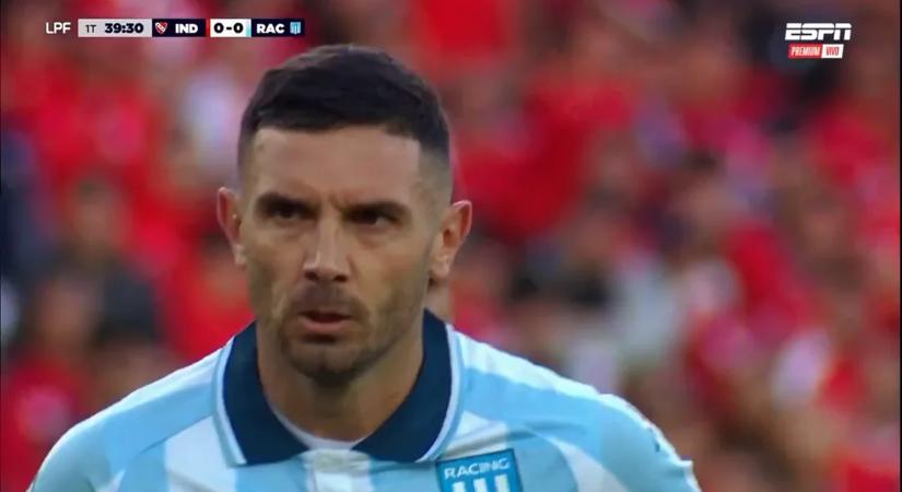 Ez aztán a szivatás: nagy arccal kihagyta a tizenegyest, majd az ellenfél játékosai odamentek gratulálni