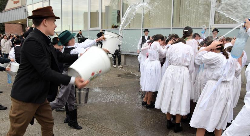 Nem finomkodtak a fiúk, vödörből zúdult a víz - így locsolkodtak húsvéthétfőn a zalai városban (galéria, videó)