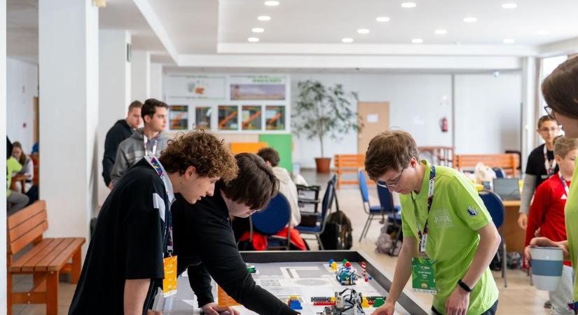 A jövő mérnökei csapnak össze ezen a megmérettetésen – látványos robotverseny Nyíregyházán