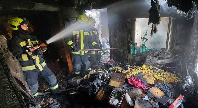 Helyszíni fotókon az oroszlányi tűz: kétgyermekes család otthona semmisült meg